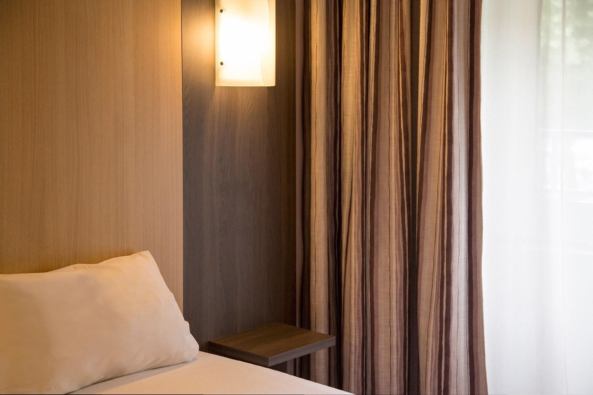 Brit Hotel Le Lion D'Or Chinon Exterior foto