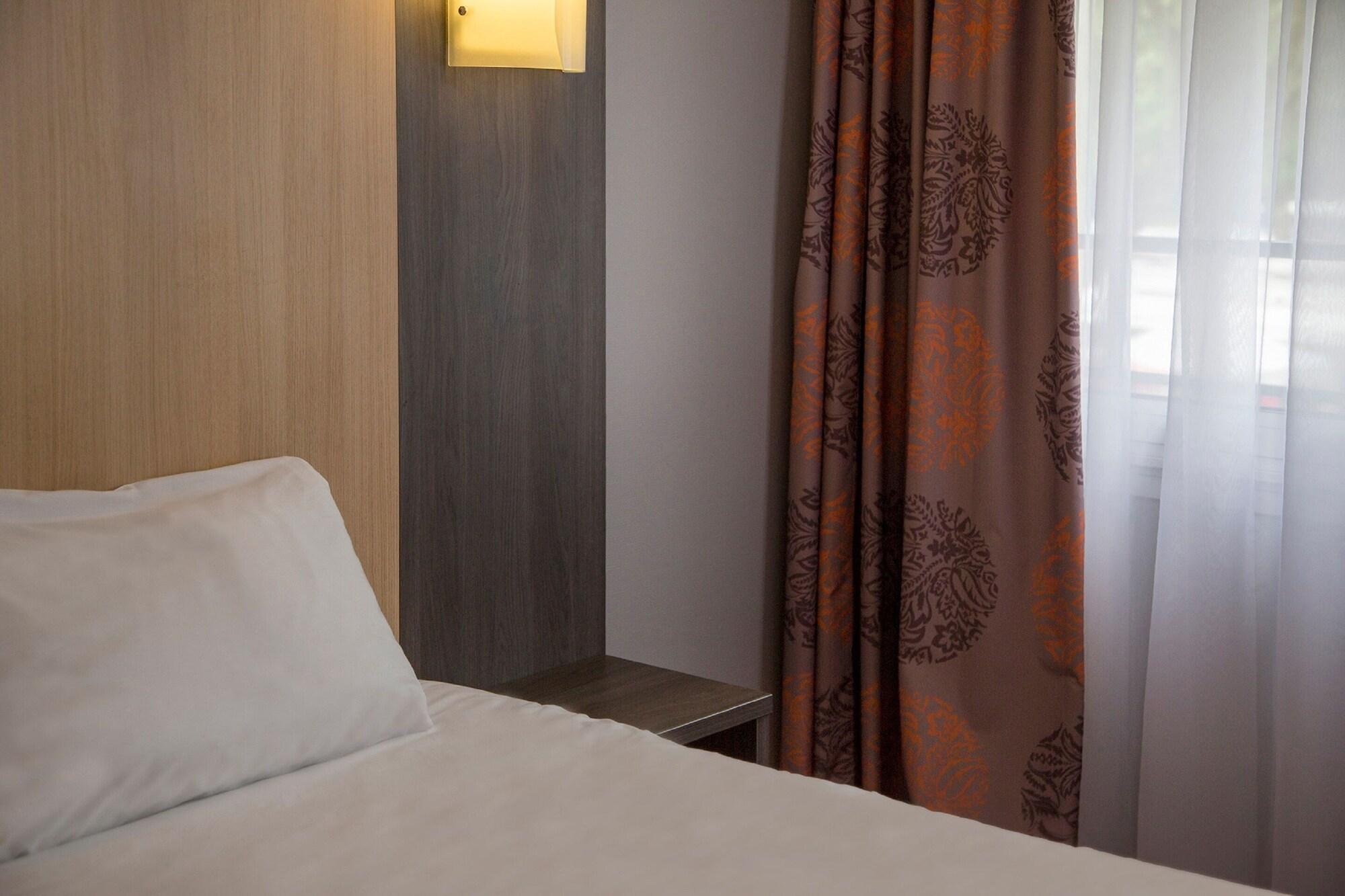 Brit Hotel Le Lion D'Or Chinon Exterior foto