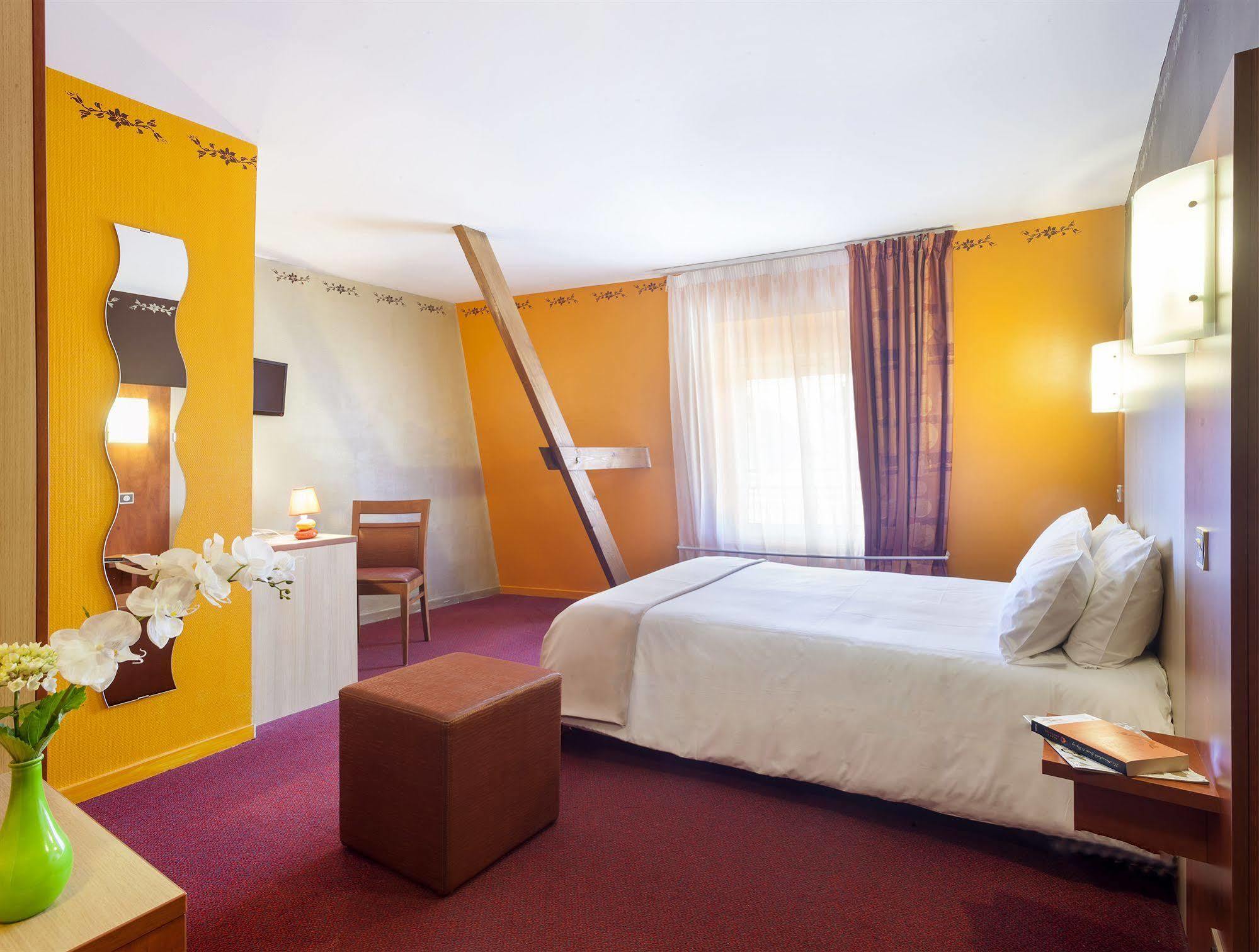 Brit Hotel Le Lion D'Or Chinon Exterior foto